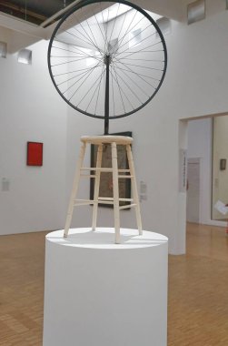 Paris 'teki Pompidou Merkezi' nde Marcel Duchamp 'ın bisiklet tekeri.