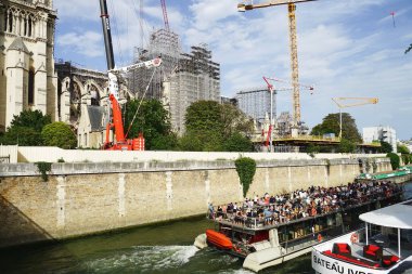 Paris, Fransa 'daki Notre Dame katedralinin tepesindeki Seine nehri.