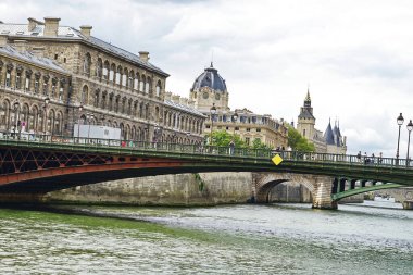 D 'Arcole köprüsü Paris' te Seine Nehri üzerinde.