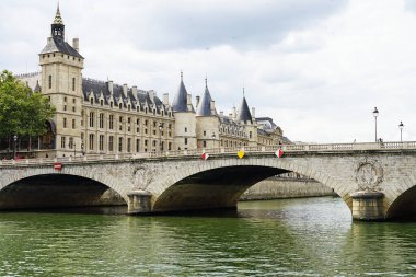 Fransa, Paris 'te köprü değiştir