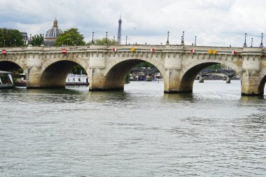 Fransa, Paris 'te Neuf Köprüsü