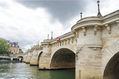 Fransa, Paris 'te Neuf Köprüsü