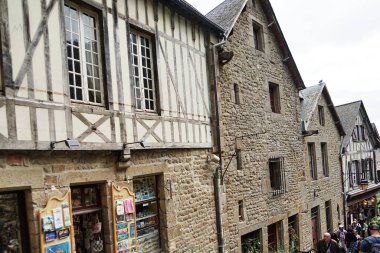 Fransa 'nın Normandiya kentindeki Mont Saint Michel Ortaçağ köyündeki evler