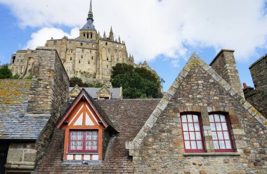 Fransa, Normandiya 'daki Mont Saint Michel' de çatı ve manastır.