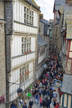 Fransa 'nın Normandiya kentindeki Mont Saint Michel Ortaçağ köyünde yol