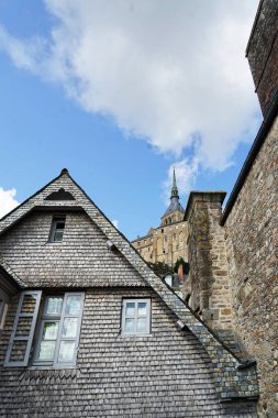 Fransa, Normandiya 'daki Mont Saint Michel' de çatı ve manastır.