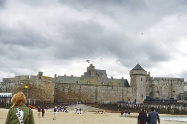 Britanya, Fransa 'daki eski Saint Malo şehrinin duvarları