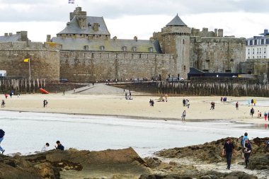 Britanya, Fransa 'daki eski Saint Malo şehrinin duvarları