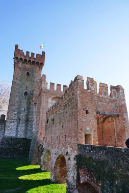 Legnago veya Montagnana, Veneto, İtalya 'daki Tree Rock Gate.