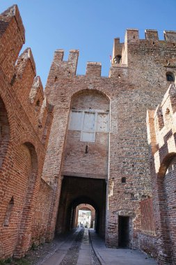 Legnago veya Montagnana, Veneto, İtalya 'daki Tree Rock Gate.
