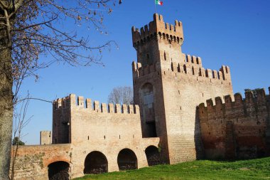 Legnago veya Montagnana, Veneto, İtalya 'daki Tree Rock Gate.