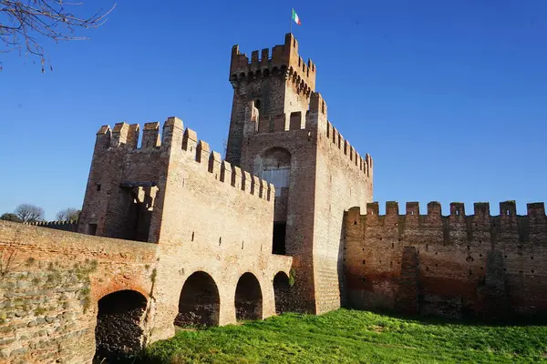 Legnago veya Montagnana, Veneto, İtalya 'daki Tree Rock Gate.