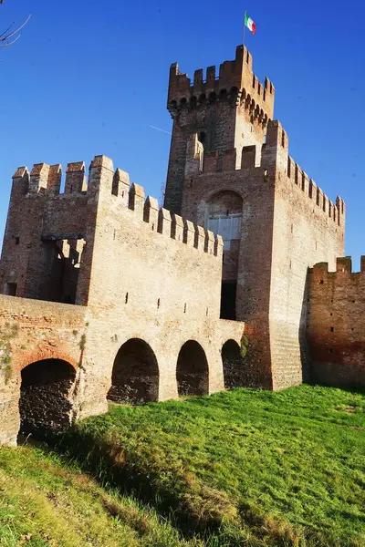 Legnago veya Montagnana, Veneto, İtalya 'daki Tree Rock Gate.