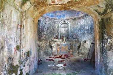 Oppido Mamertina 'dan Aspromonte, Calabria, İtalya' ya uzanan küçük harabe bir şapel.