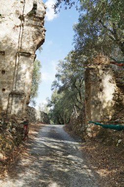 Aspromonte, Calabria, İtalya 'daki eski Oppido köyünün harabelerine giriş kapısı