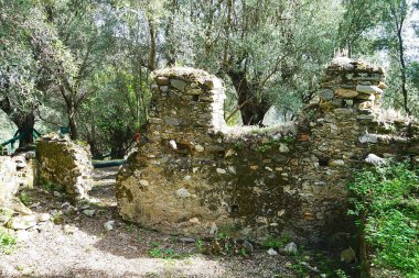 İtalya, Calabria, Aspromonte 'deki terk edilmiş ortaçağ köyü Oppido Vecchia' nın kalıntıları.