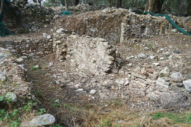 İtalya, Calabria, Aspromonte 'deki terk edilmiş ortaçağ köyü Oppido Vecchia' nın kalıntıları.