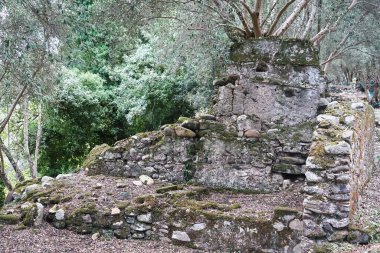 İtalya, Calabria, Aspromonte 'deki terk edilmiş ortaçağ köyü Oppido Vecchia' nın kalıntıları.