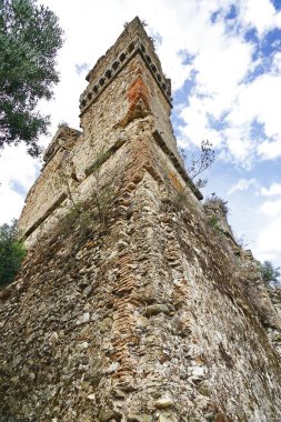 İtalya 'nın Calabria, Aspromonte kentindeki Oppido Vecchia' da terk edilmiş bir ortaçağ köyündeki antik bir şatonun kalıntıları..