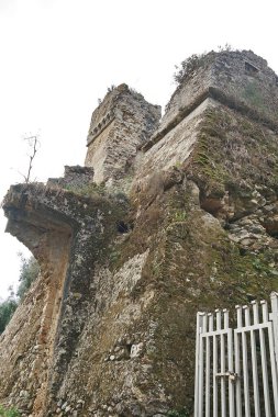 İtalya 'nın Calabria, Aspromonte kentindeki Oppido Vecchia' da terk edilmiş bir ortaçağ köyündeki antik bir şatonun kalıntıları..