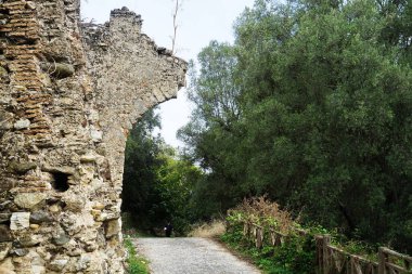 Aspromonte, Calabria, İtalya 'daki eski Oppido köyünün harabelerine giriş kapısı