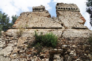 İtalya 'nın Calabria, Aspromonte kentindeki Oppido Vecchia' da terk edilmiş bir ortaçağ köyündeki antik bir şatonun kalıntıları..