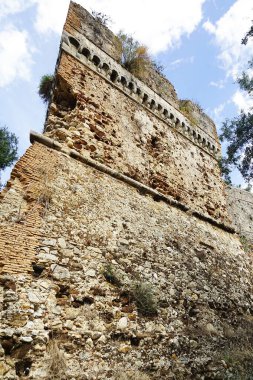 İtalya 'nın Calabria, Aspromonte kentindeki Oppido Vecchia' da terk edilmiş bir ortaçağ köyündeki antik bir şatonun kalıntıları..