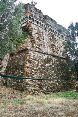 İtalya 'nın Calabria, Aspromonte kentindeki Oppido Vecchia' da terk edilmiş bir ortaçağ köyündeki antik bir şatonun kalıntıları..