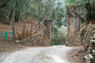 Aspromonte, Calabria, İtalya 'daki eski Oppido köyünün harabelerine giriş kapısı