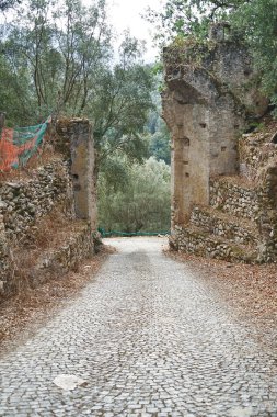 Aspromonte, Calabria, İtalya 'daki eski Oppido köyünün harabelerine giriş kapısı