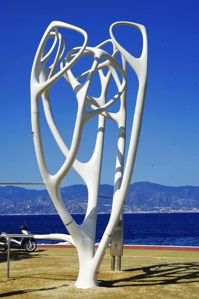 İtalya 'nın Reggio Calabria sahilindeki Tempietto kentsel parkında modern heykel