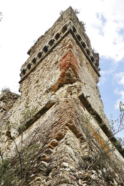 İtalya 'nın Calabria, Aspromonte kentindeki Oppido Vecchia' da terk edilmiş bir ortaçağ köyündeki antik bir şatonun kalıntıları..
