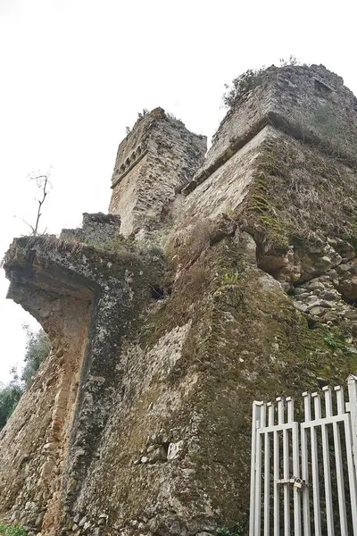 İtalya 'nın Calabria, Aspromonte kentindeki Oppido Vecchia' da terk edilmiş bir ortaçağ köyündeki antik bir şatonun kalıntıları..
