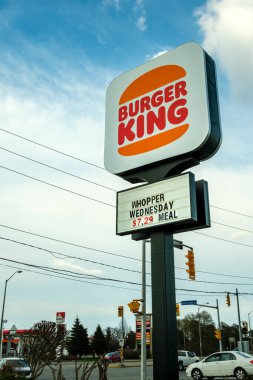 Brockville, Ontario, Kanada - 22 Nisan 2023 Brockville 'deki Burger King restoranının tabelası Whopper çarşambaları.