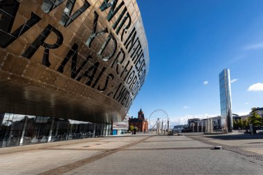 Cardiff, İngiltere - 9 Eylül 2022: Galler Milenyum Merkezi, Cardiff Körfezi, Galler.