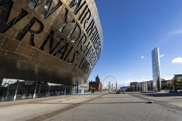 Cardiff, İngiltere - 9 Eylül 2022: Galler Milenyum Merkezi, Cardiff Körfezi, Galler.