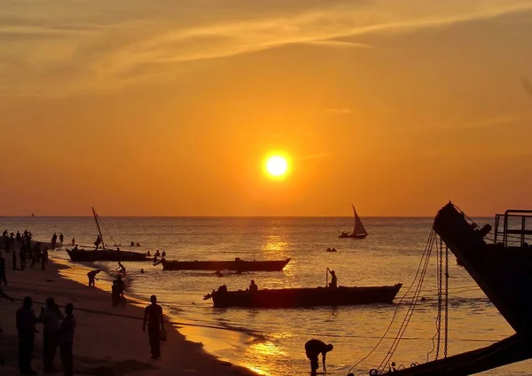 Sylwetki Rybaków Sprowadzają Łodzie Sieci Zanzibar Zachodzie Słońca — Zdjęcie stockowe