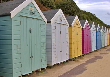 Bournemouth kıyı şeridinde renkli kapıları olan sahil kulübeleri.