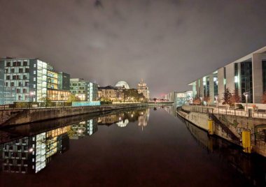 Berlin, Almanya 'daki Spree nehri boyunca Reichstag binasına doğru bir manzara