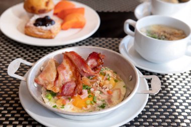 Asya usulü tavada yumurta ve sabah kahvaltısı sofrasında malzemeler.