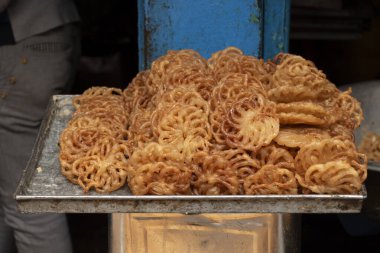 Geleneksel Hint tatlıları, Jalebi turuncu renkli ve çiçekli, turuncu tatlı sarmal şekilli ilahi tatlıdır..