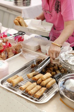 Çıtır çıtır Çin Roll 'u ve Çıtır Roti, el yapımı kızarmış börek tepside.