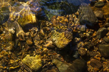 Temiz su arka planında doğa kayaları