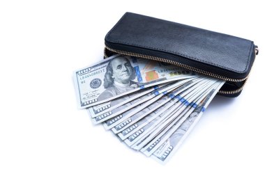 Arkaplanda 100 dolarlık banknotlar yığılmış.