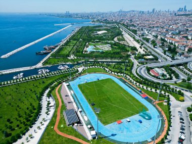 Güneşli bir günde Atletizm Stadyumu hava manzarası