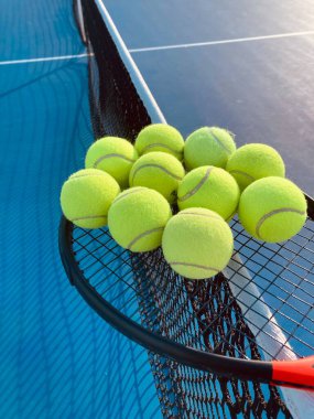 Tenis raketinde tenis topları. Yakın çekim.