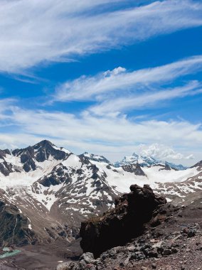 Karlı dağ zirveleri inanılmaz bulutlarla dolu.