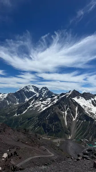Karlı dağ zirveleri inanılmaz bulutlarla dolu.