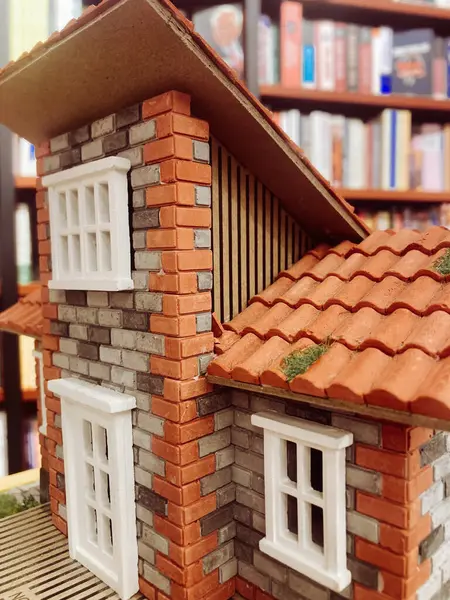 Çocuk aktiviteleri için model ev oyuncağı