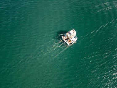 Karadeniz 'de balık tutmaya giden balıkçı teknelerinin hava manzarası.